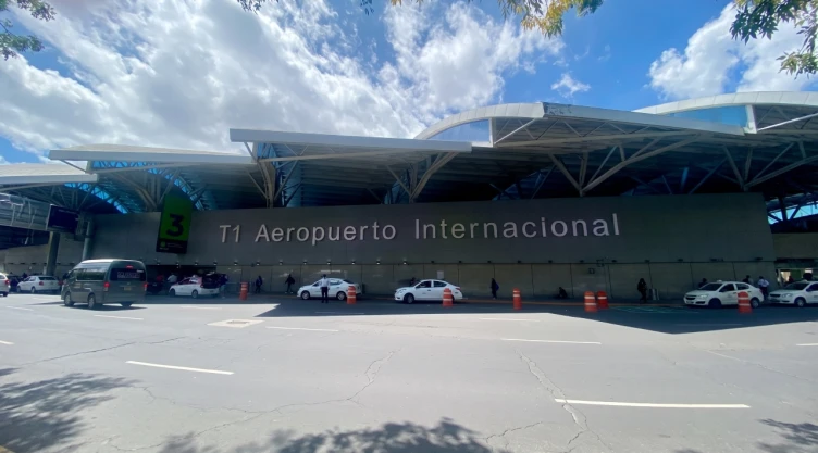 Aseguran pastillas de hidrocodona en el AICM