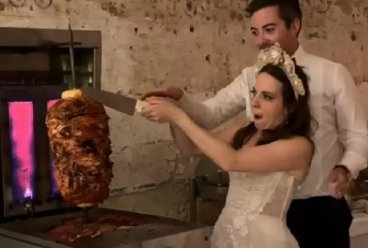 VIDEO_ En lugar de pastel, novios cortan trompo de pastor en su BODA