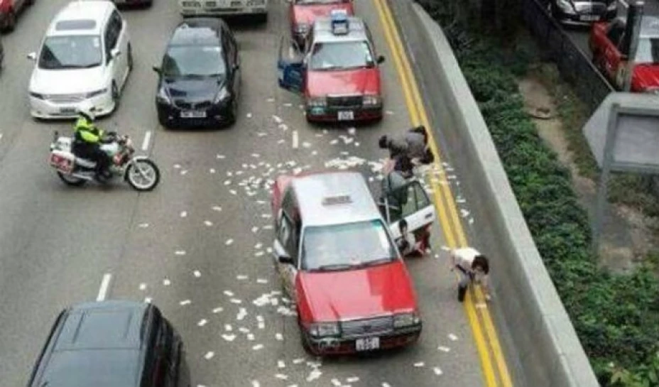Un video captó el momento en que el vehículo blindado dejó caer el dinero en el distrito de Wan Chai, Hong Kong