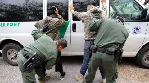 Agentes de la Patrulla Fronteriza revisan a unos hombres.