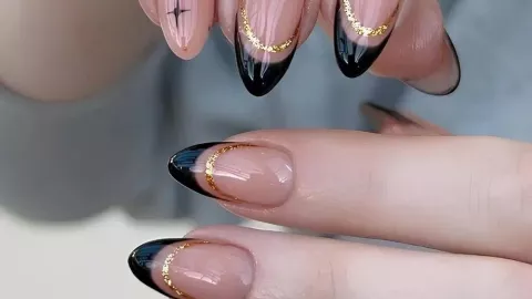 Los toques dorados dan un efecto de uñas galácticas minimalistas