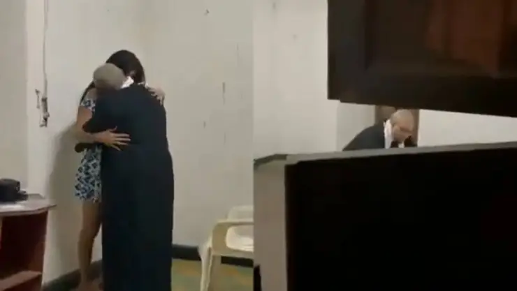 Captan a Sacerdote teniendo relaciones con una joven