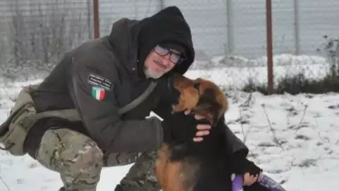Hombre en Ucrania se niega a dejar a sus animales en el conflicto bélico