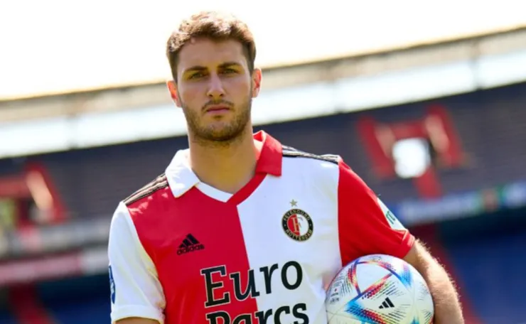 Santiago Giménez con la camiseta del Feyenoord