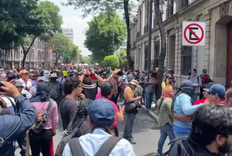 CNTE-intenta-entrar-a-la-Segob-y-se-enfrenta-a-policías