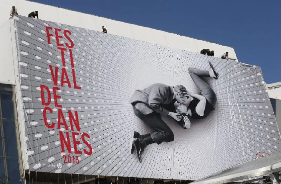 El hombre realizó los disparos mientras se emitía en vivo el popular programa “Le Grand Journal” de la cadena privada gala