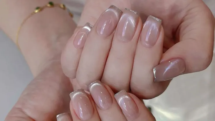 Uñas francesas con ojo de gato para 10 de mayo