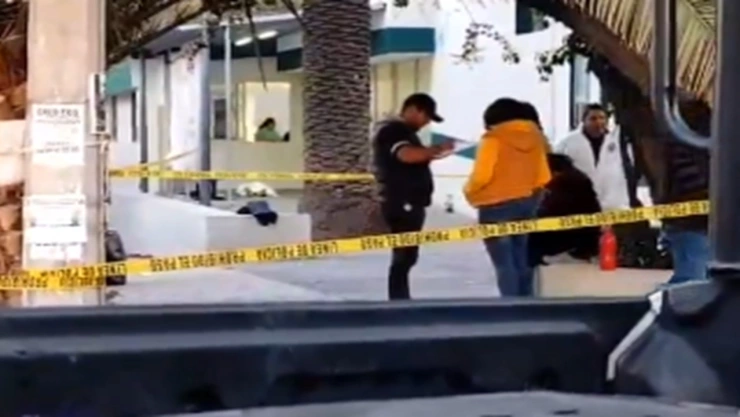 Muere persona en la puerta de clínica de la colonia Mayorazgo en la ciudad de Puebla