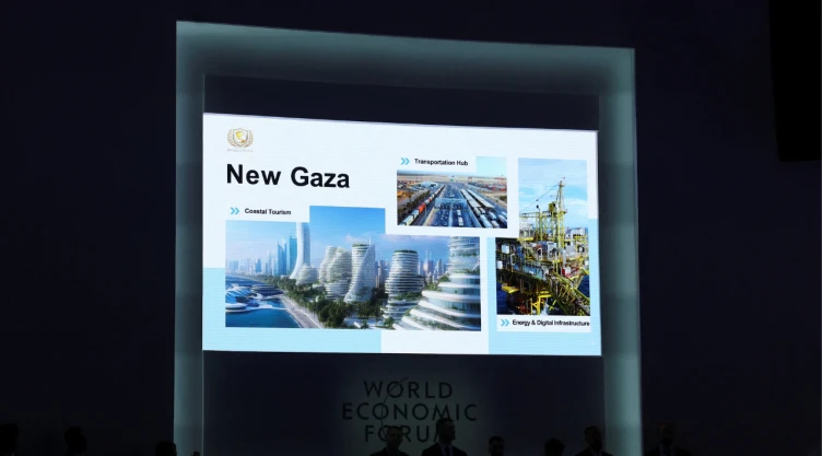 Una diapositiva titulada " Nueva Gaza " se ve en una pantalla durante un evento que anuncia la carta de la iniciativa Junta de Paz del presidente estadounidense Donald Trump, destinada a resolver conflictos globales, junto con el 56º Foro Económico Mundial (FEM) anual, en Davos, Suiza, el 22 de enero de 2026.