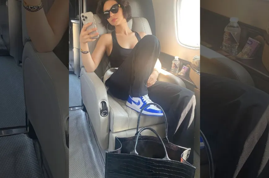 Ángela Aguilar en avión.jpg