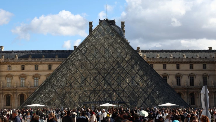Foto del exterior del Museo del Louvre.