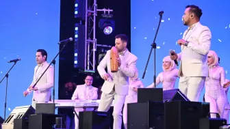 Otro de los momentos estelares de la noche fue cuando subió al escenario la Sonora Santanera con María Fernanda.