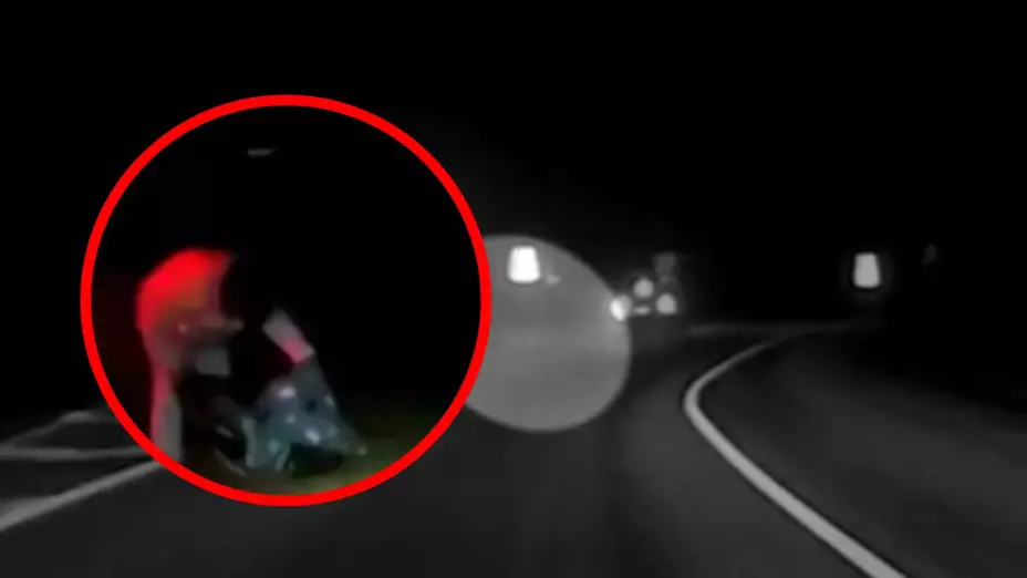 Padre avienta a su bebé por la ventana del coche en plena carretera; video.jpg