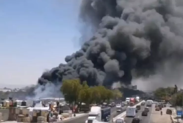 Internautas reportan incendio en la carretera Querétaro-Celaya.