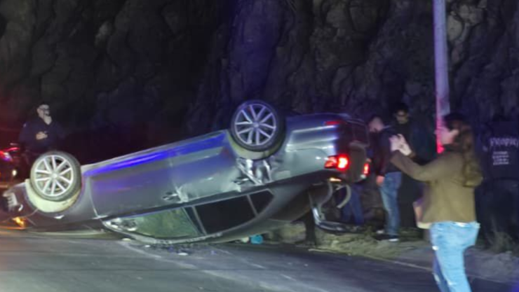 Volcadura nocturna en la Vía Rápida rumbo a El Florido