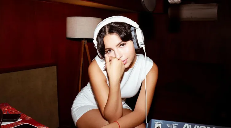 ángela aguilar se arrepiente entrevistas adolescencia