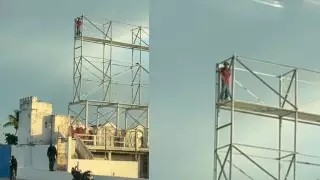 ¿Se quiere aventar? Hombre sube a estructura metálica en bulevar Ávila Camacho, en Veracruz