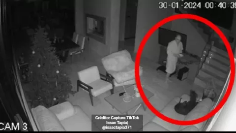 Perro le habla a su dueño en la madrugada