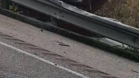 Los daños contra el puente de Kopoma que dejó el choque de un tráiler; esto pasó