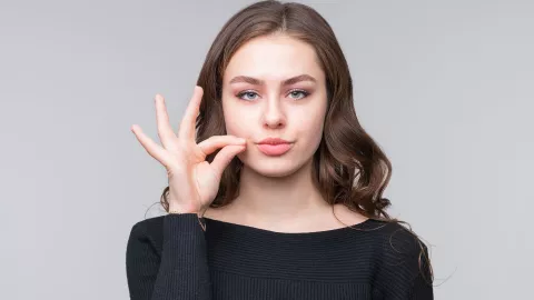 persona incómoda gesto