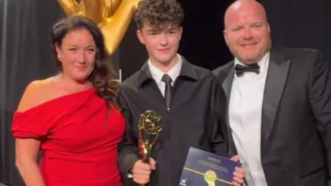 Actor adolescente hace historia: se convierte en el ganador más joven del Emmy a Mejor Actor de Reparto en 2025.