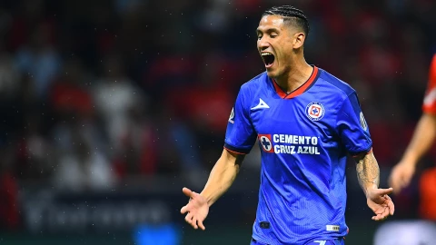 Uriel Antuna festeja gol con Cruz Azul
