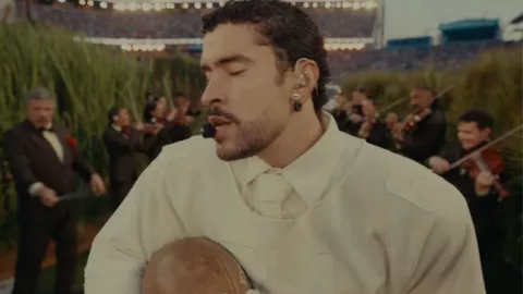 Xóchitl Martínez, la violinista mexicana que brilló con Bad Bunny en el Super Bowl 2026