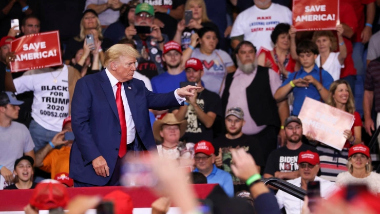 Trump retoma campaña y arremete contre Biden y el FBI.