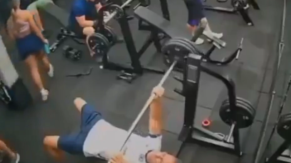Un hombre de 55 años murió en un gimnasio de Olinda, Brasil, tras golpearse con una barra de entrenamiento