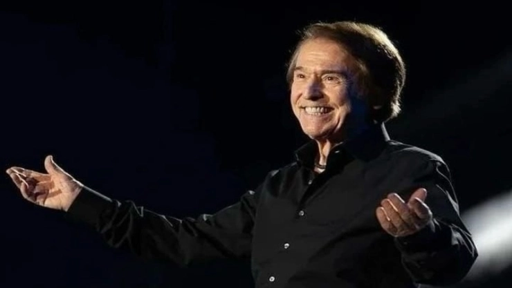 Hospitalizan-al-cantante-español-Raphael-tras-sufrir-un-fallo-cerebrovascular-durante-una-entrevista