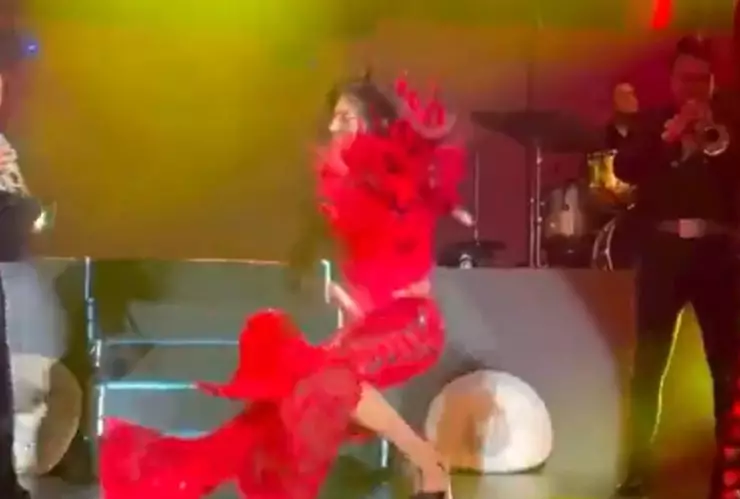 Video ¡A lo Juanga! Ana Bárbara se cae en pleno concierto