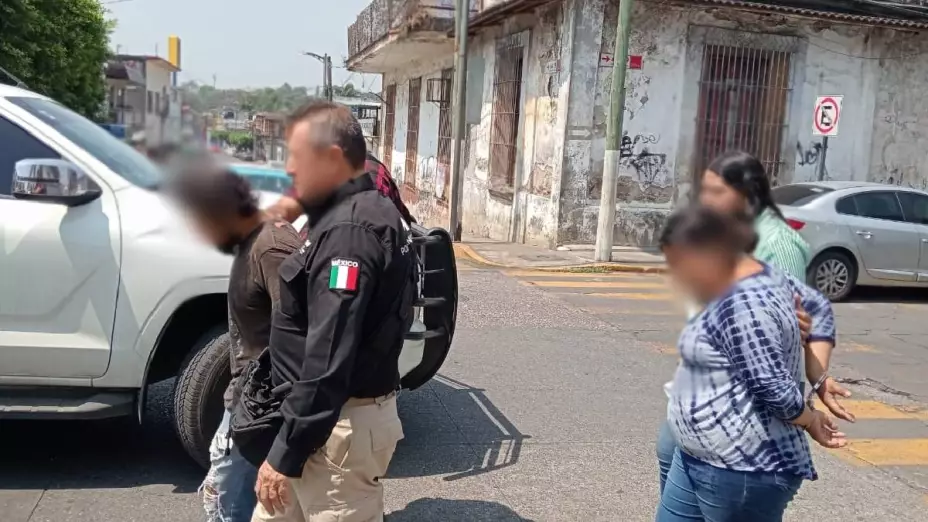 Detienen a padrastro y mamá por homicidio de Alondra