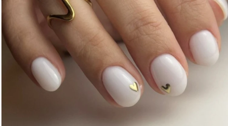 uñas blancas decoradas