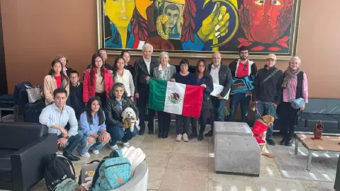 Regresa personal de la Embajada de México en Ecuador tras irrupción