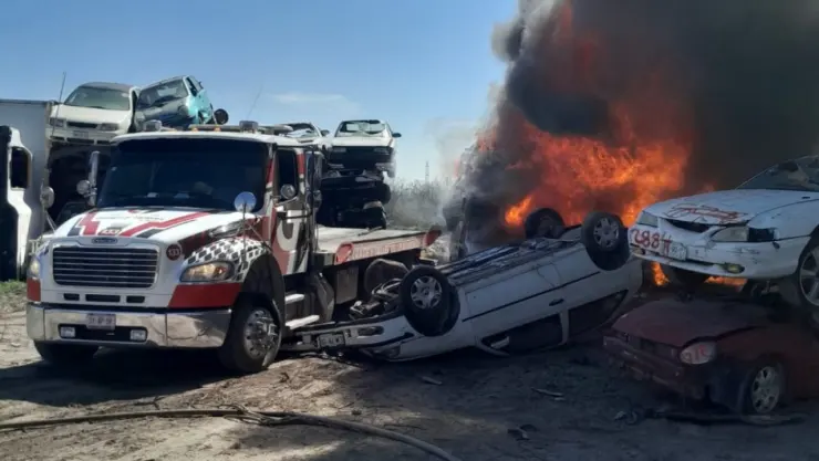 Incendio consume 400 autos en corrralón de Nuevo León