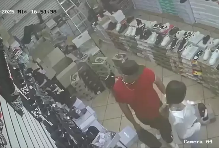 Pareja roba en Centro Histórico.