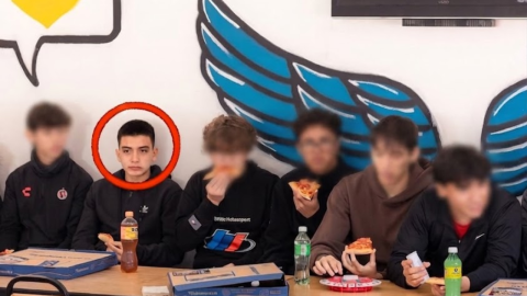 Así es un día de escuela de Gilberto Mora con sus compañeros en el recreo y jugando futbol