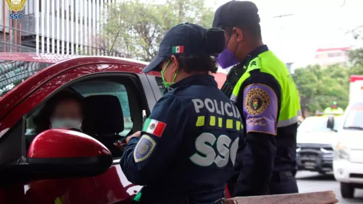 Policías de CDMX infraccionando a automovilista
