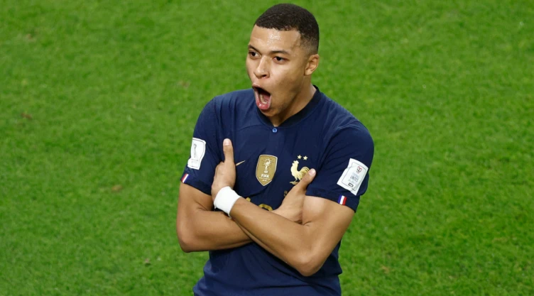 Kylian Mbappé celebra un gol en Qatar 2022