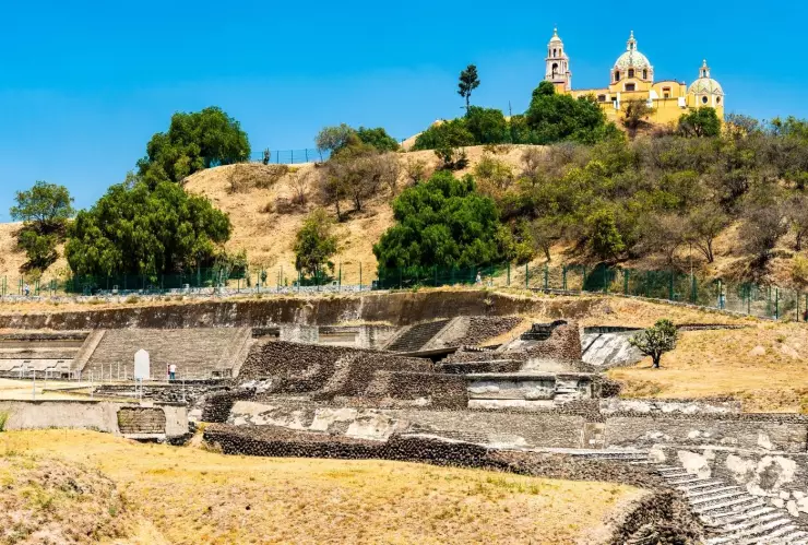 También es una buena opción visitar el Santuario de la Virgen de los Remedios, ubicado en la cima de la Gran Pirámide de Puebla.