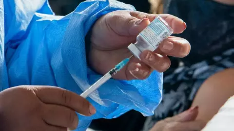 Enfermera es agredida durante aplicación de vacuna contra el sarampión.