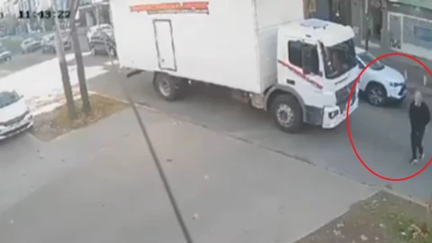 Hombre se lanza debajo de camión en movimiento