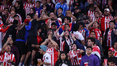 Afición de Chivas se enfurece tras el penal de Chicharito