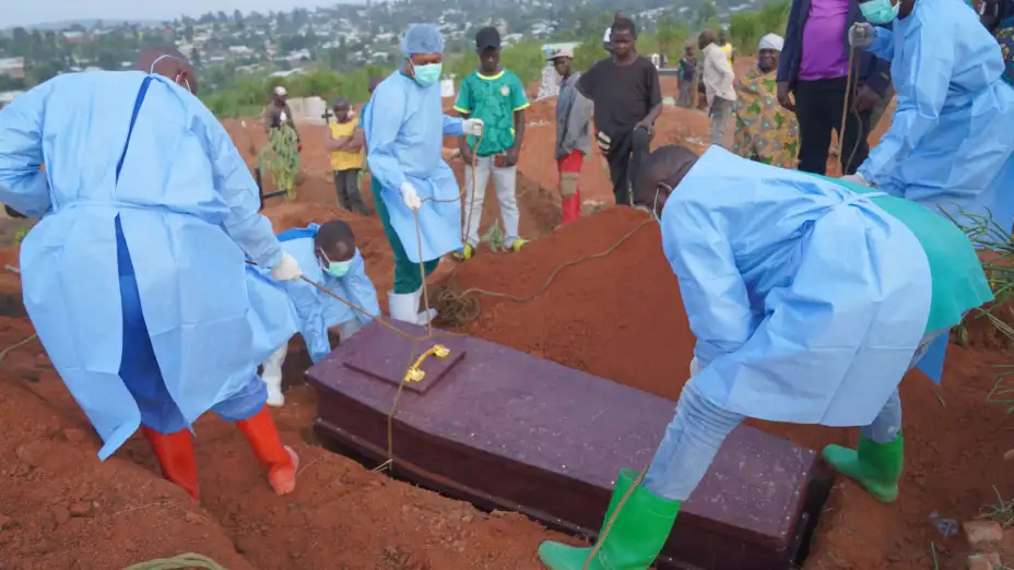 Entierro de una víctima de ébola en RDC.