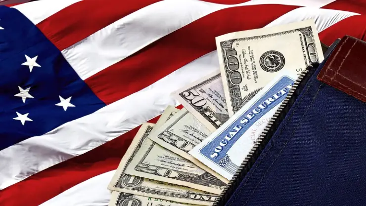 la bandera de Estados Unidos y dinero junto al Seguro Social