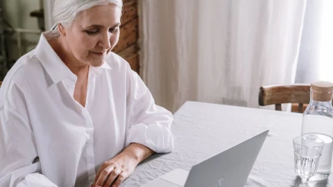 persona grande con computadora