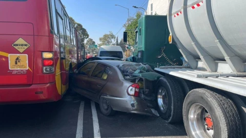 Conductor-de-pipa-se-queda-dormido-y-se-impacta-contra-5-automóviles