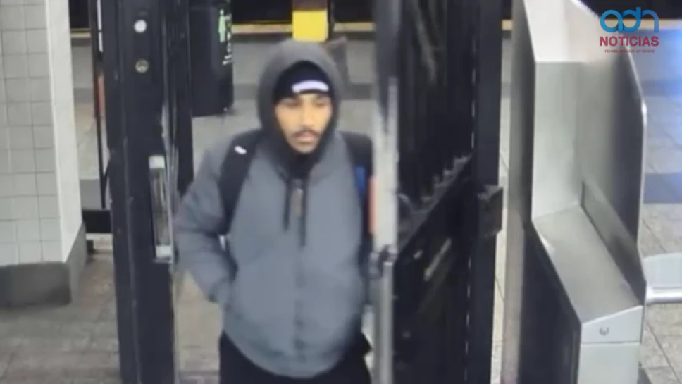 Adolescente prende fuego a hombre sin hogar en el metro de Manhattan