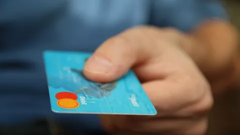 Tarjeta de débito en la mano