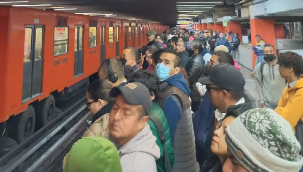 Retrasos y aglomeraciones en el Metro CDMX hoy 7 de diciembre de 2023